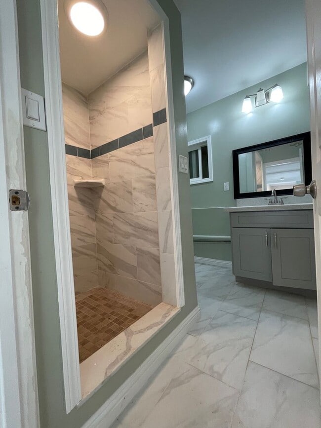 Building Photo - 3 bedrooms, 4 baths and attached Studio in...