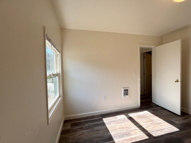 Building Photo - Serene 2 Bed, 1 Bath Home