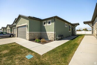Building Photo - Convenient Tremonton Living | 3-Bed Townhome with Amentities