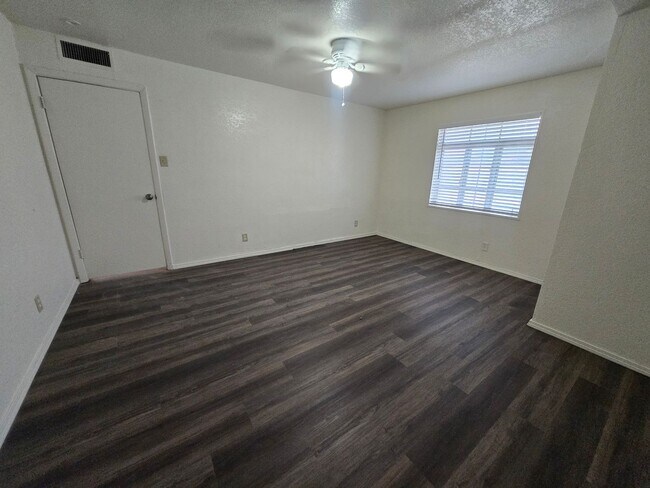 Building Photo - Spacious Home, Pets welcome