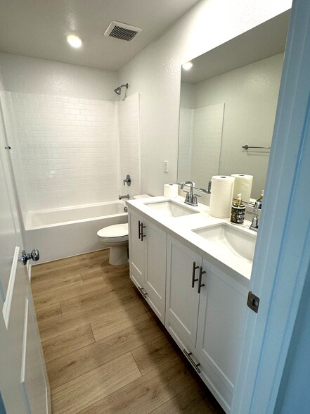 Upstairs Full Bath - 2288 Panama Dr