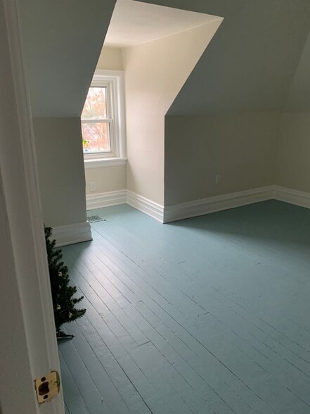 Building Photo - 517 Seneca St