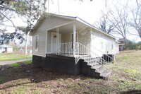 Building Photo - Totally Renovated! 2 Bedroom 1 Bath - New ...