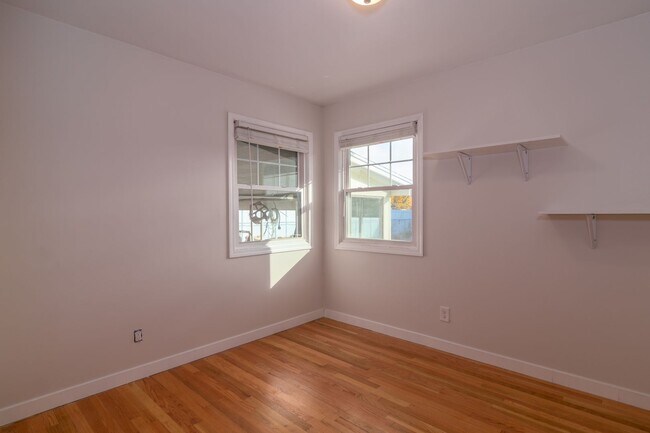 Building Photo - 5 Bed 2 Bath Home Available in Spokane Valley!