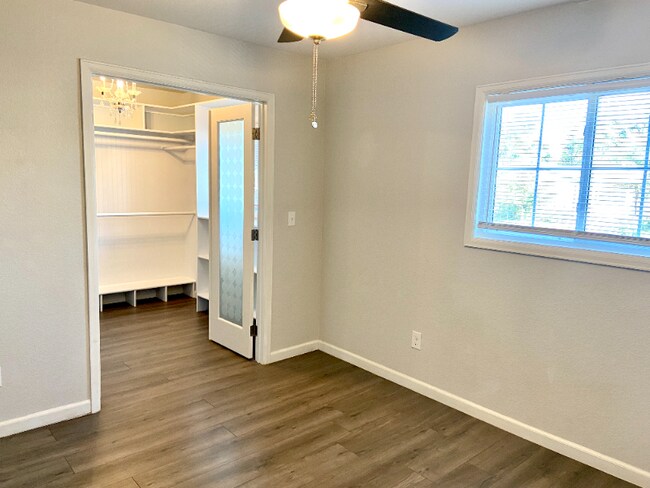 Building Photo - 305 Redwood Dr