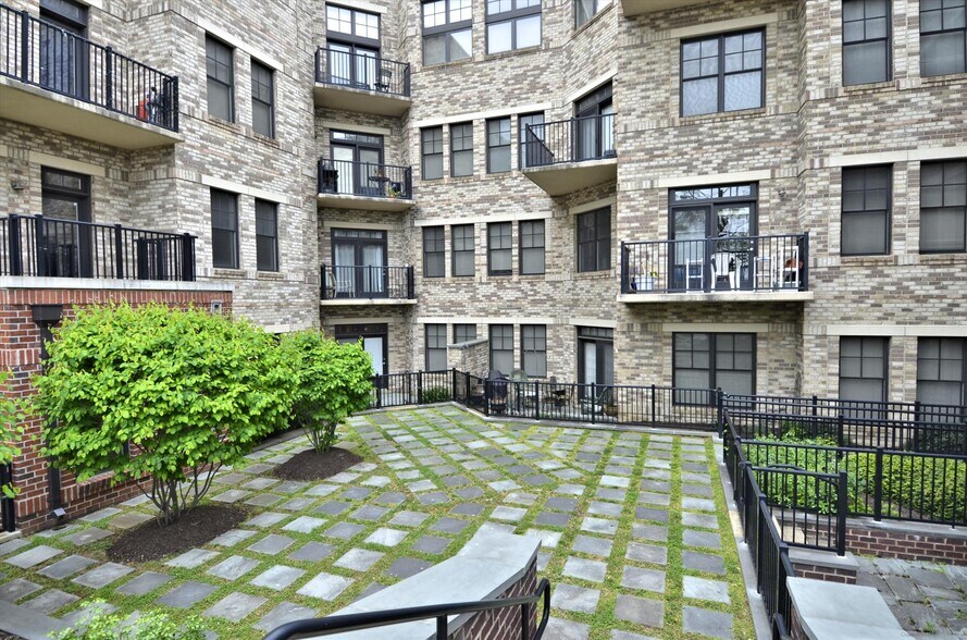 Building Photo - 181 E Reed Ave