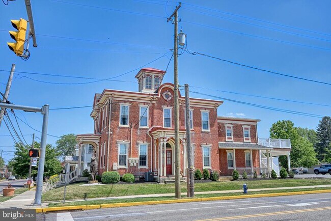 Building Photo - 2 E Penn Ave