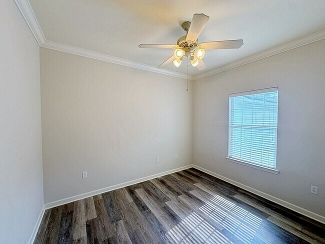 Building Photo - 2 Bedroom Condo Available NOW