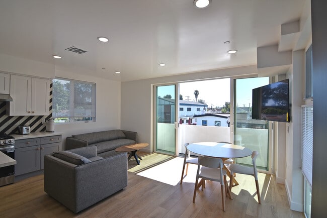 Building Photo - 2533 S Curson Ave
