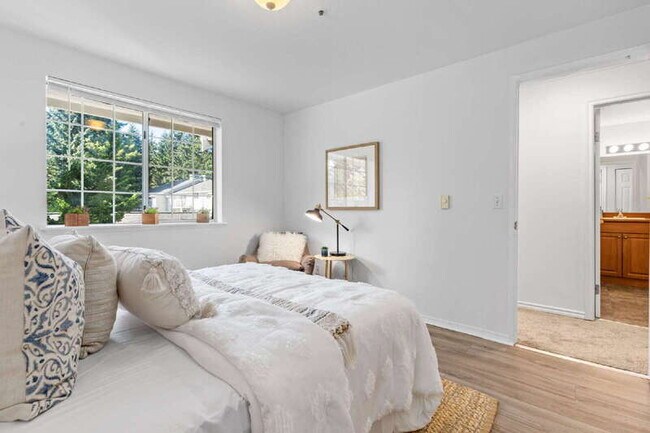 Building Photo - 19230 Forest Park Dr NE