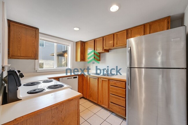 Building Photo - "Charming 2-Bed Retreat in Seattle's Heart – Cozy 840 Sq Ft Haven on 14th Ave West!"