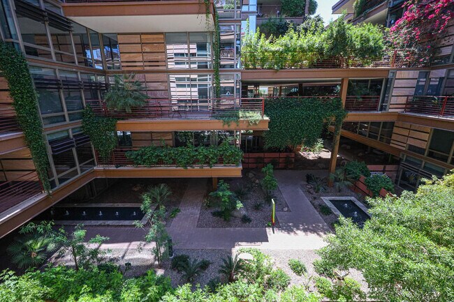 Building Photo - 7121 E Rancho Vista Dr