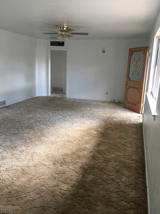 Building Photo - GREAT BRICK HOME ON LARGE LOT