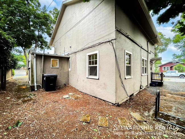 Building Photo - Spacious house in quiet neighborhood