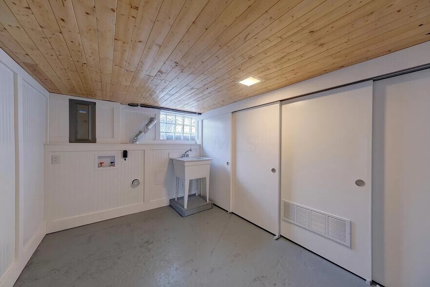 Building Photo - 270 Narrow St