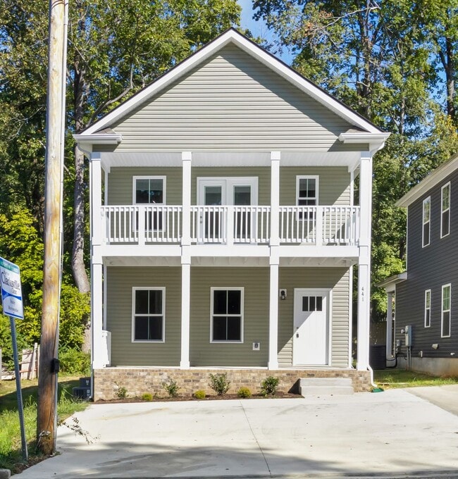 Building Photo - Close to Downtown! Home with 3 Bedrooms and 2.5 Baths.