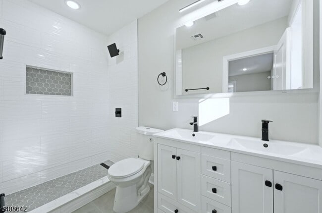 Building Photo - 46 Eppirt St