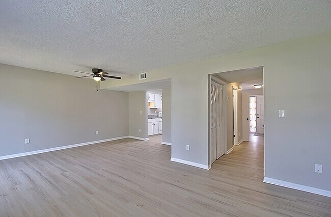 Building Photo - 912 Pineland Ave