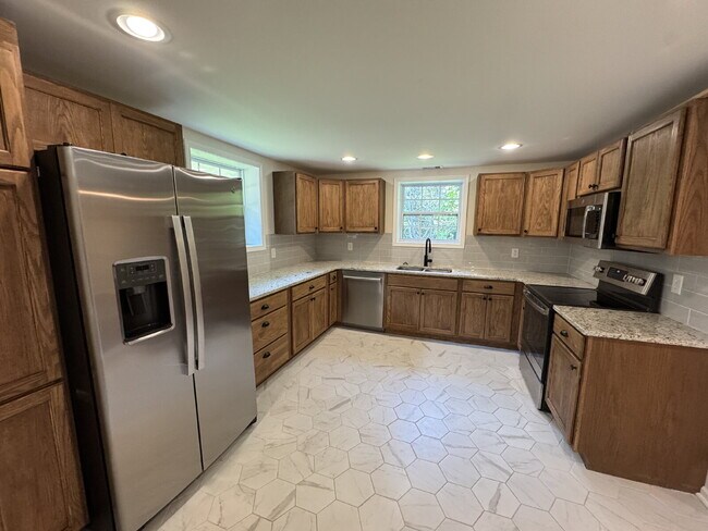 Building Photo - 3 bedroom, 2 bathroom in Seneca
