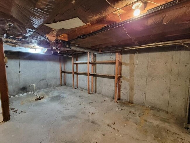Building Photo - 713 S Streeter St