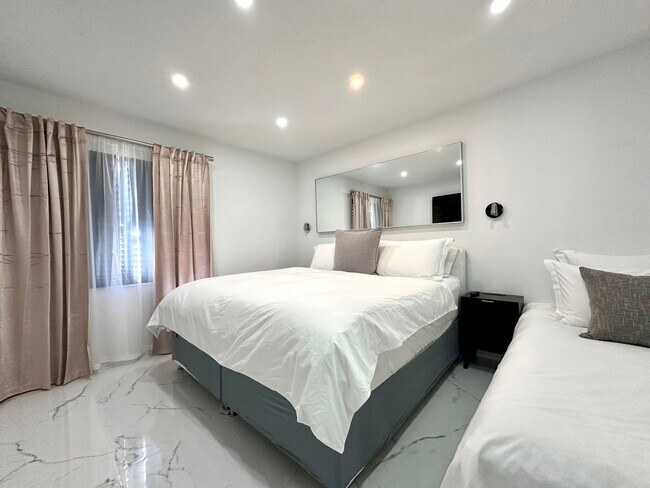 Building Photo - 5700 Saddlebrook Way