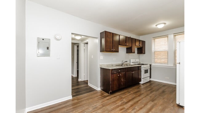 Building Photo - 2404 N Kilbourn Ave