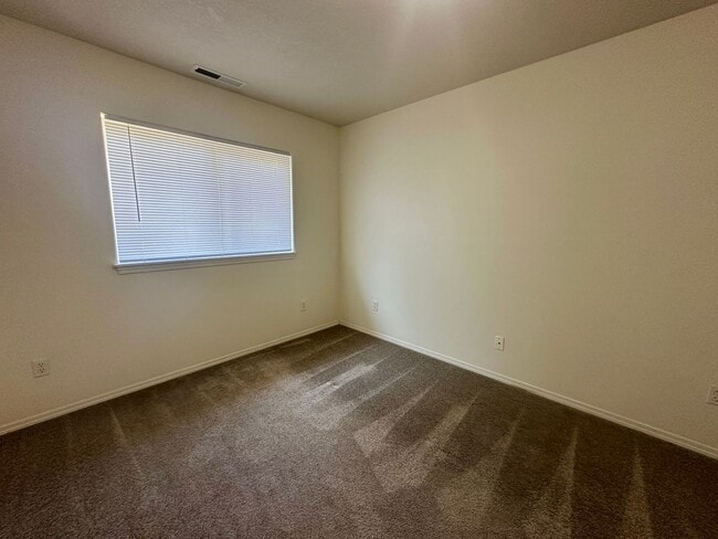 Building Photo - Large Three Bedroom Duplex in Keizer
