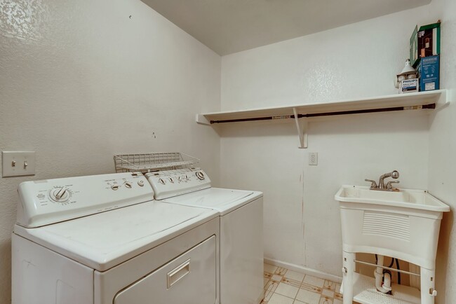 Building Photo - COMING IN MAY!!!   Huge 2BR, 2BTH Townhous...