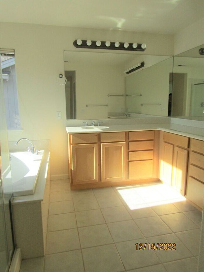 Building Photo - Great 3 bed 2.5 bath single family home in Windsor! Brand New Flooring and Paint!
