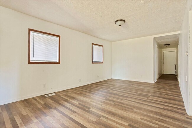 Building Photo - Open concept home in the City of Saginaw!