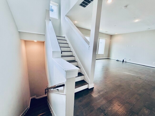 Building Photo - 2632 Bastrop St