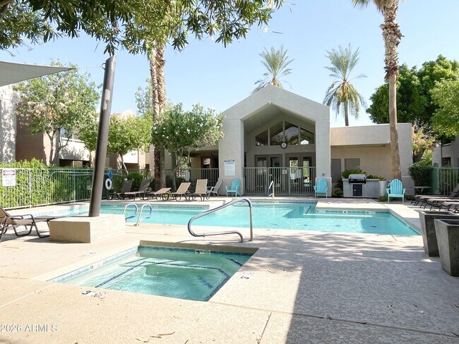 Building Photo - 1295 N Ash St