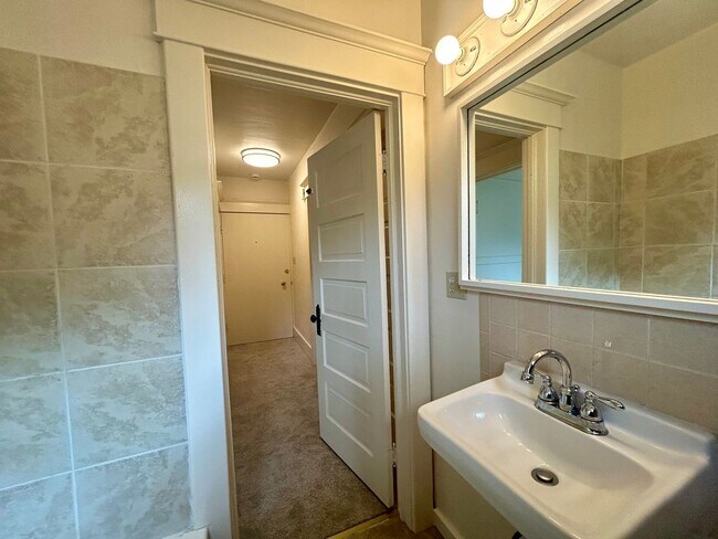 Building Photo - 1030