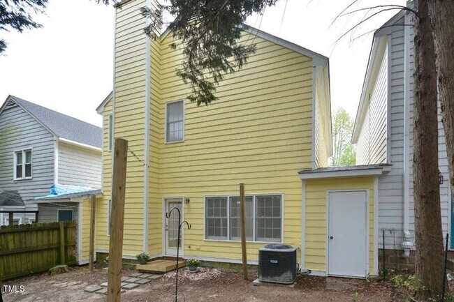 Building Photo - Spacious and Updated!  4 Bedrooms, LVP Flo...