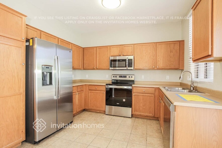Building Photo - 810 E Nardini St