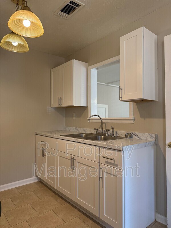 Building Photo - 3008 Sienna Rd