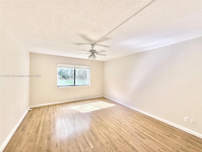 Building Photo - 227 Lakeview Dr