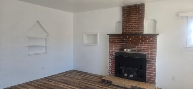 Building Photo - 3 bedroom house