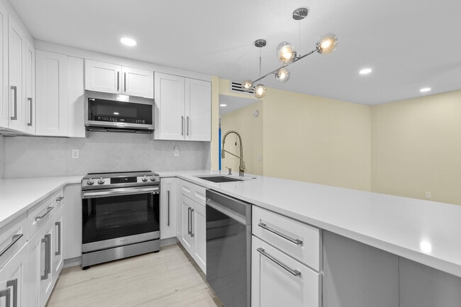 Building Photo - 969 Normandy U