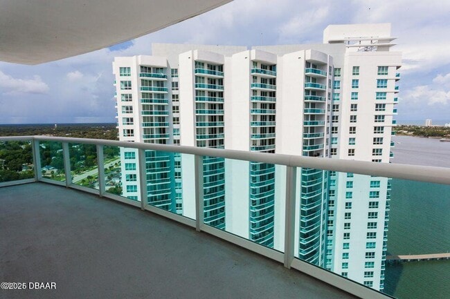 Building Photo - 231 Riverside Dr