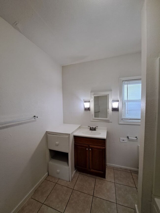 Building Photo - 1220-1222 E. Terrace Ave