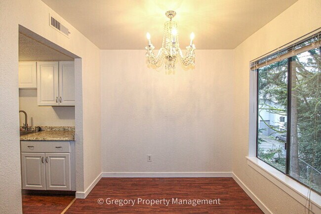 Building Photo - Excellent value in this updated 2 bedroom condo. Easy walk to Juanita beach waterfront park and t...