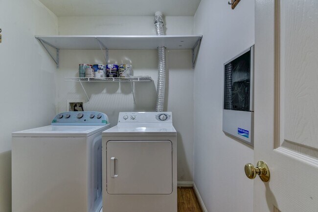Building Photo - 3 Bed 2 Bath - Germantown Condo - Washer/Dryer In Unit