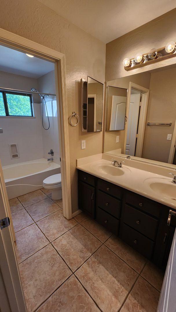 Building Photo - 4 Bedroom Home in the Kerby Estates Commun...