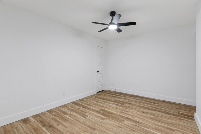 Building Photo - 219 Lakeview Dr