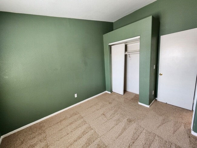 Building Photo - Beautiful 3 Bedroom & 2 1/2 Bath Condo.