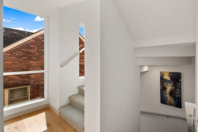 Building Photo - 1 Month Free Rent Promotion! Modern Beacon...