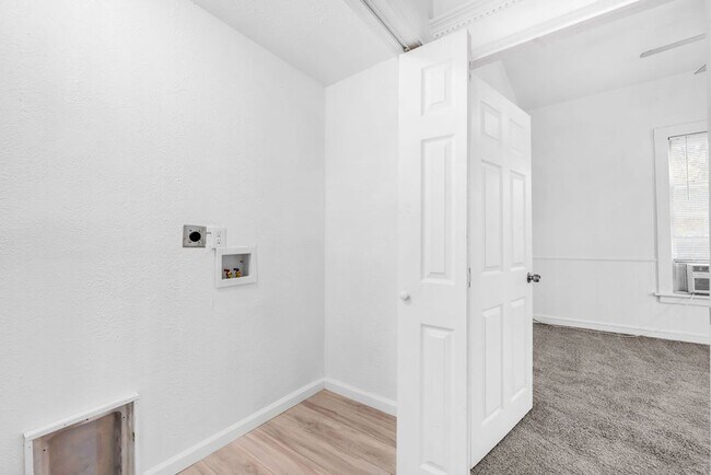 Building Photo - 526 W Munson St