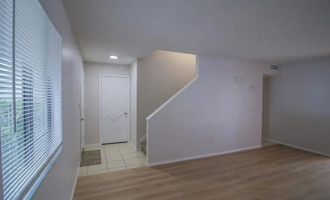 Building Photo - 219 Debora Ct