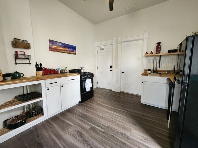 Building Photo - 1 Bed 1 Bath right in Old Colorado City